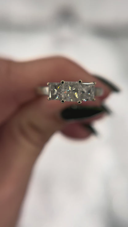 14kw PC 3 stone diamond ring
